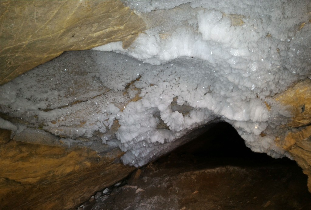 Пещеры в скалах по берегам Исети