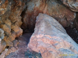 Валун около ниши в скале, расположенной на высоте метра 4  